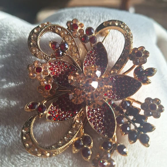 STUNNING Avon Gold and Red Crystal Brooch - Picture 3 of 4
